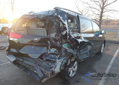 2013 Toyota Sienna Le V6 8 Passenger z USA, uszkodzony, nr VIN 5TDKK3DC0DS321905